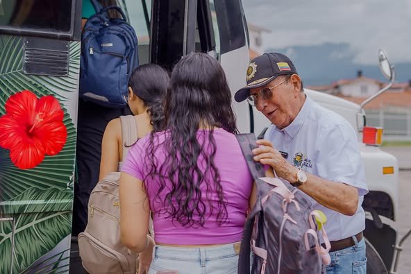 ¡En marcha transporte gratuito para universitarios acacireños! El Coronel Carlos Plata compartió