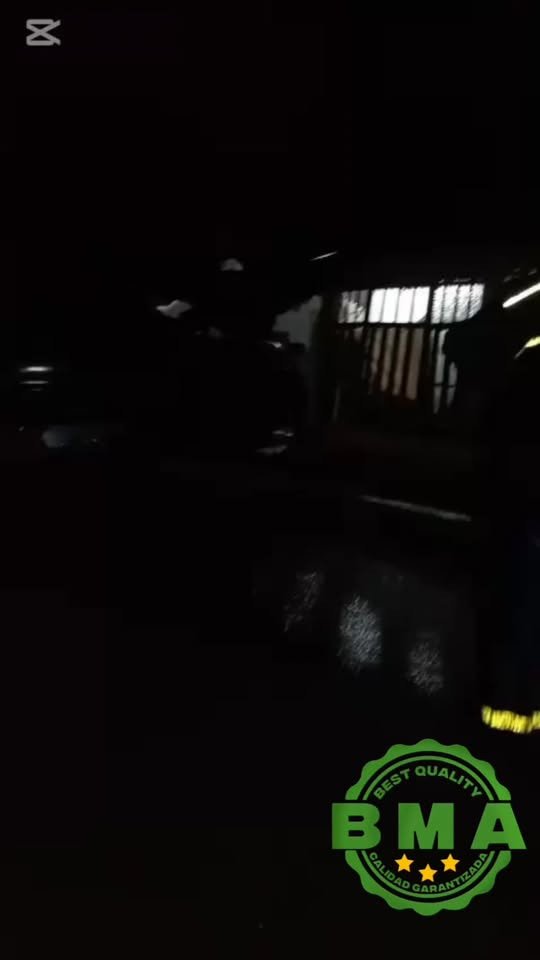 En la madrugada de hoy domingo está camioneta prácticamente destruyó una vivienda