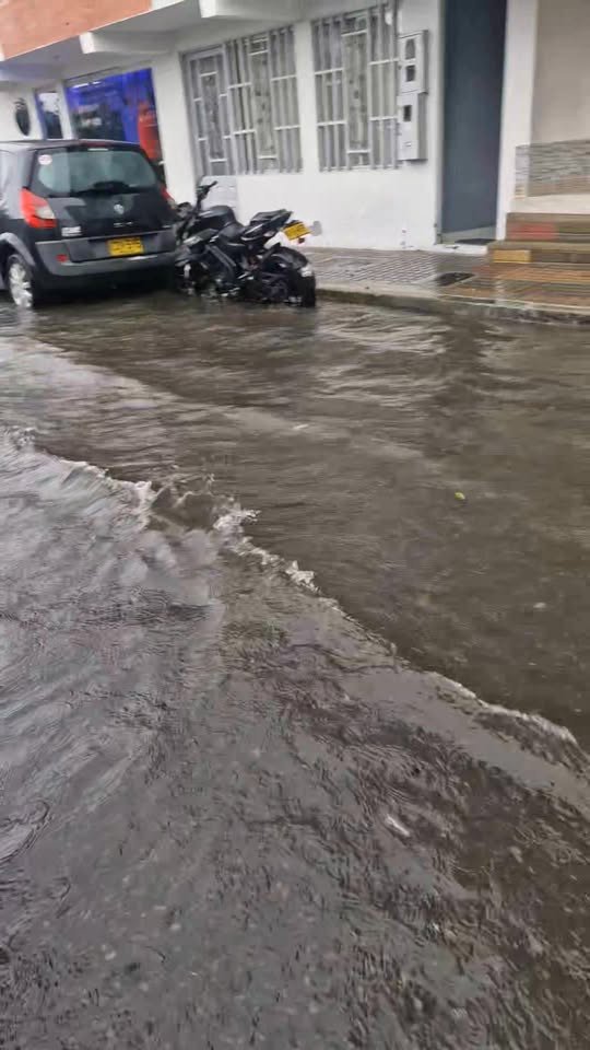 La fuerte lluvia deja algunas calles inundadas en Guamal Meta.