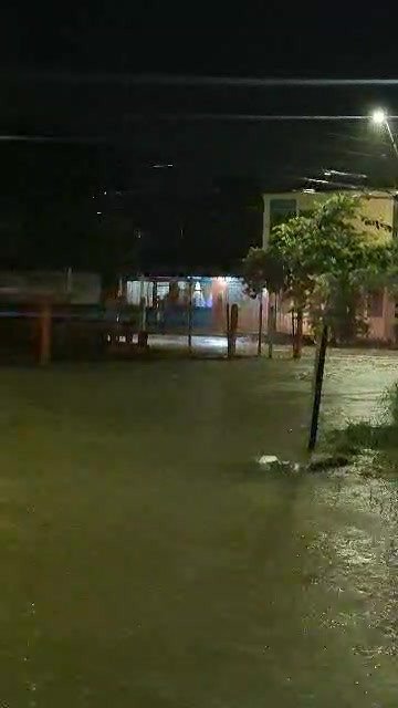 #Inundaciones #Emergencia Un sector del barrio Gustará resultó inundado con las lluvias