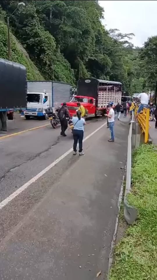 #Guayabetal #Paro #VíaABogotà Desde el paro que está desarrollando la comunidad de