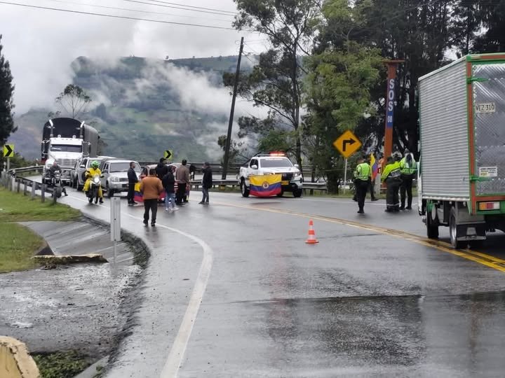 #AEstaHora | Bloqueo en la vía al Llano En estos momentos, algunos