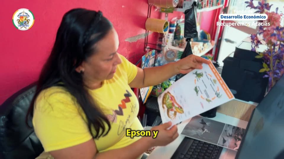 La señora Arismedy Álvarez, emprendedora y propietaria de una papelería y miscelánea,