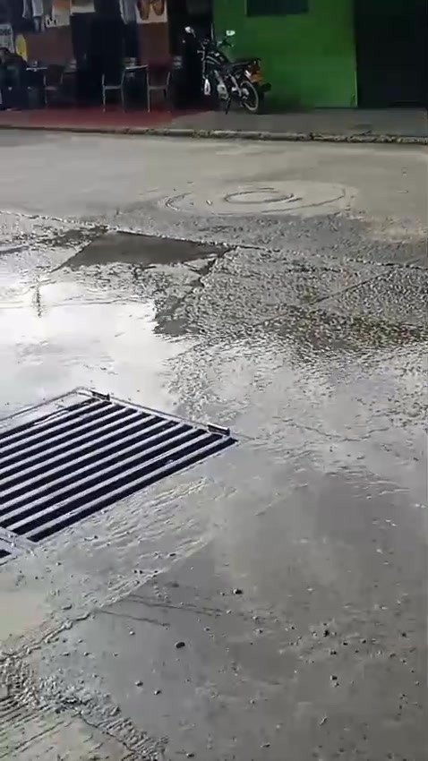 #ReporteCiudadano #Espa Otro reporte de una fuga de agua, está vez en