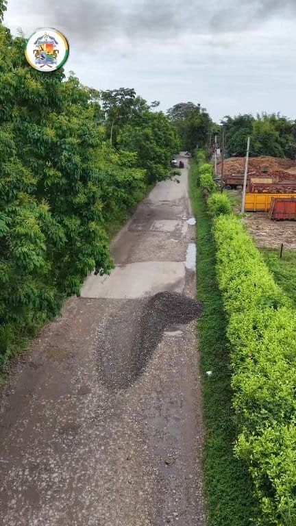 ¡MAQUINARIA AMARILLA QUE IMPULSA PROGRESO! Con 768 viajes de material granular, avanzamos