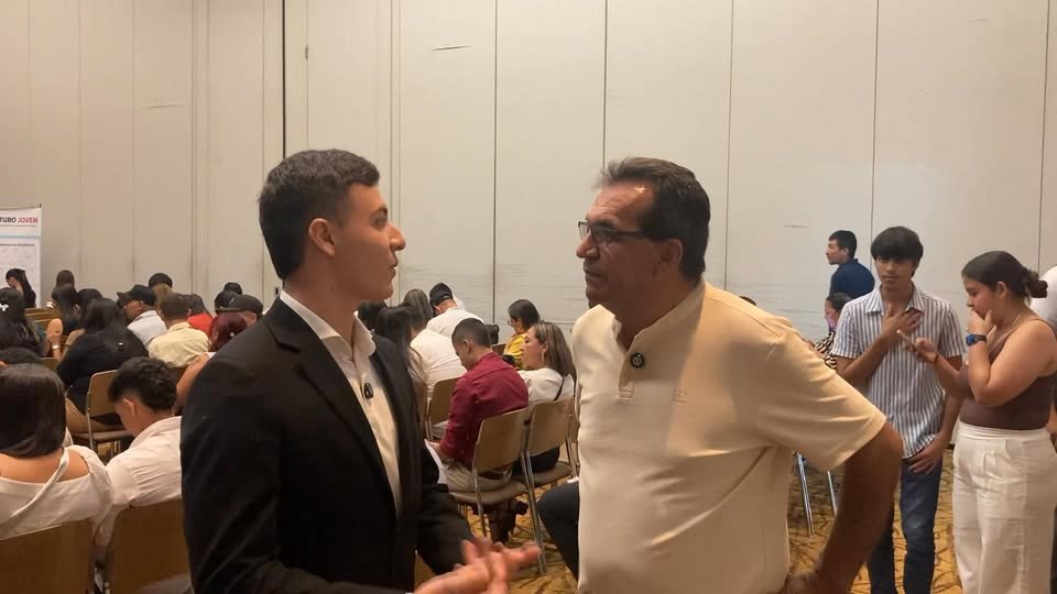 Conversamos con uno de los jóvenes beneficiarios de la becas que entrega