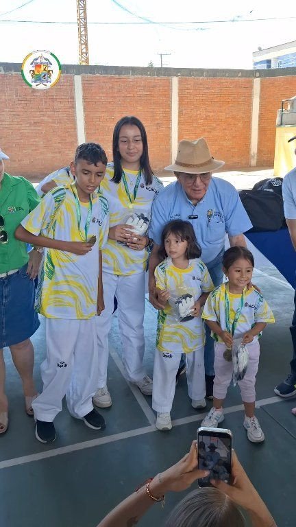 CLAUSURA DE MODALIDADES DEPORTIVAS El alcalde se ganó el cariño de los